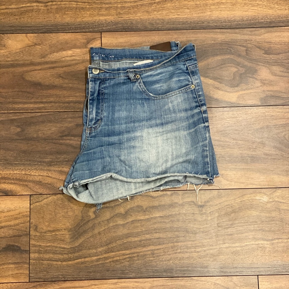 Low rise boot cut jean shorts ✨ Size 36/32